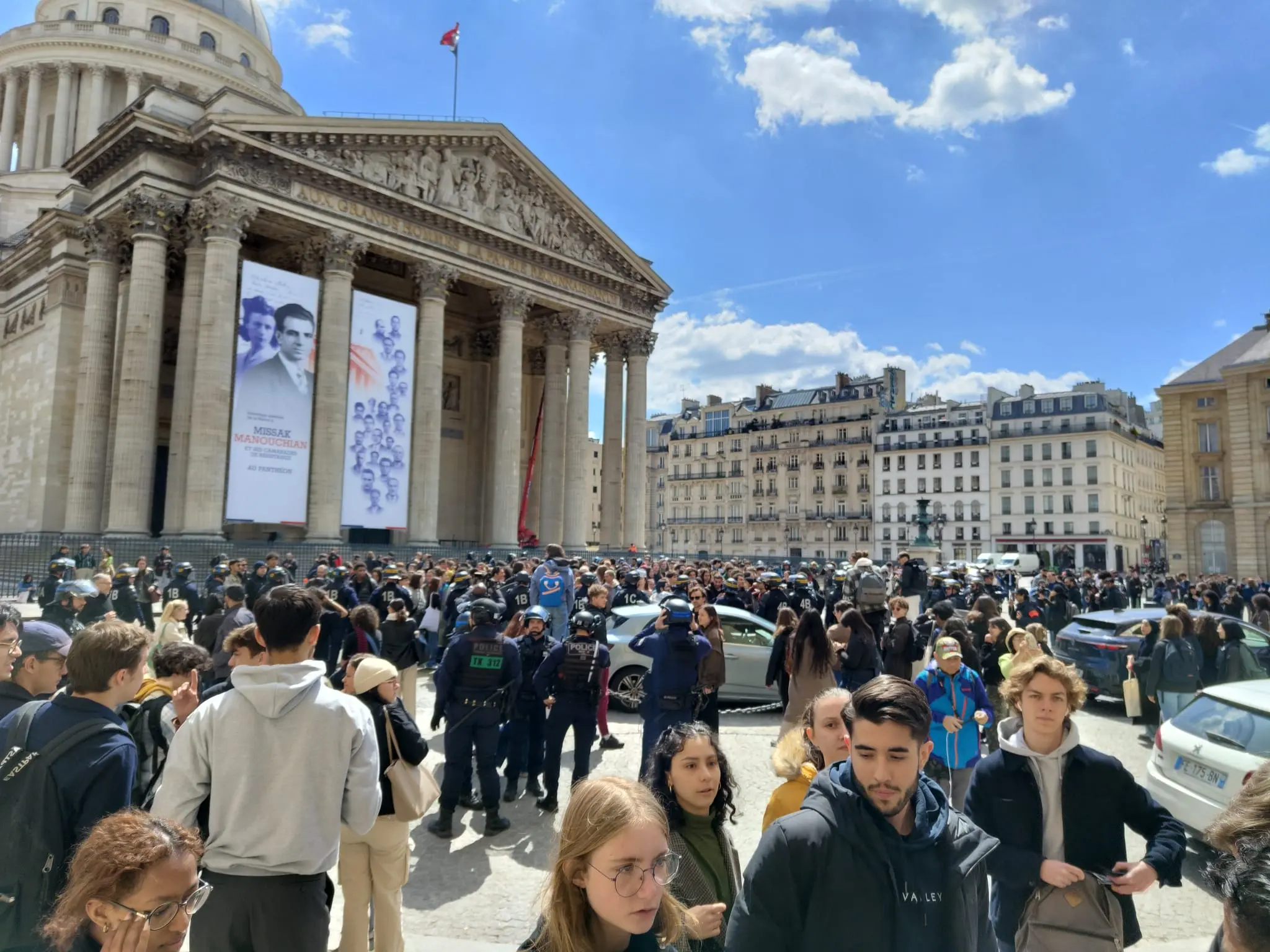 Discours de Macron en Sorbonne : rassemblement d’étudiants propalestiniens Place du Panthéon